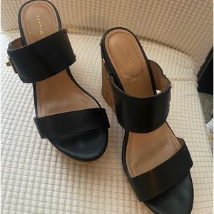 Tommy Hilfiger size 6 Wedge